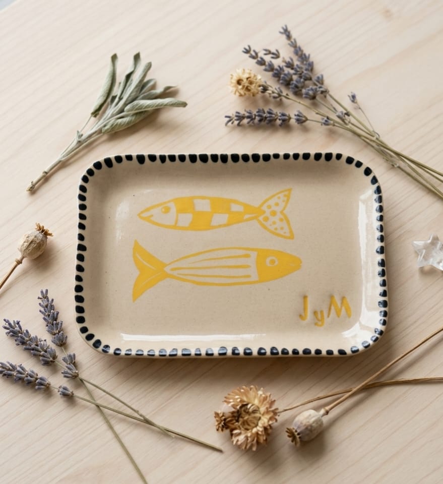 Bandeja de cerámica artesanal con diseño de peces para decoración