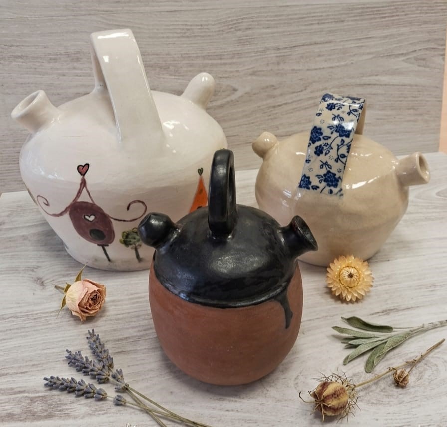 Botijos de cerámica artesanal decorativos