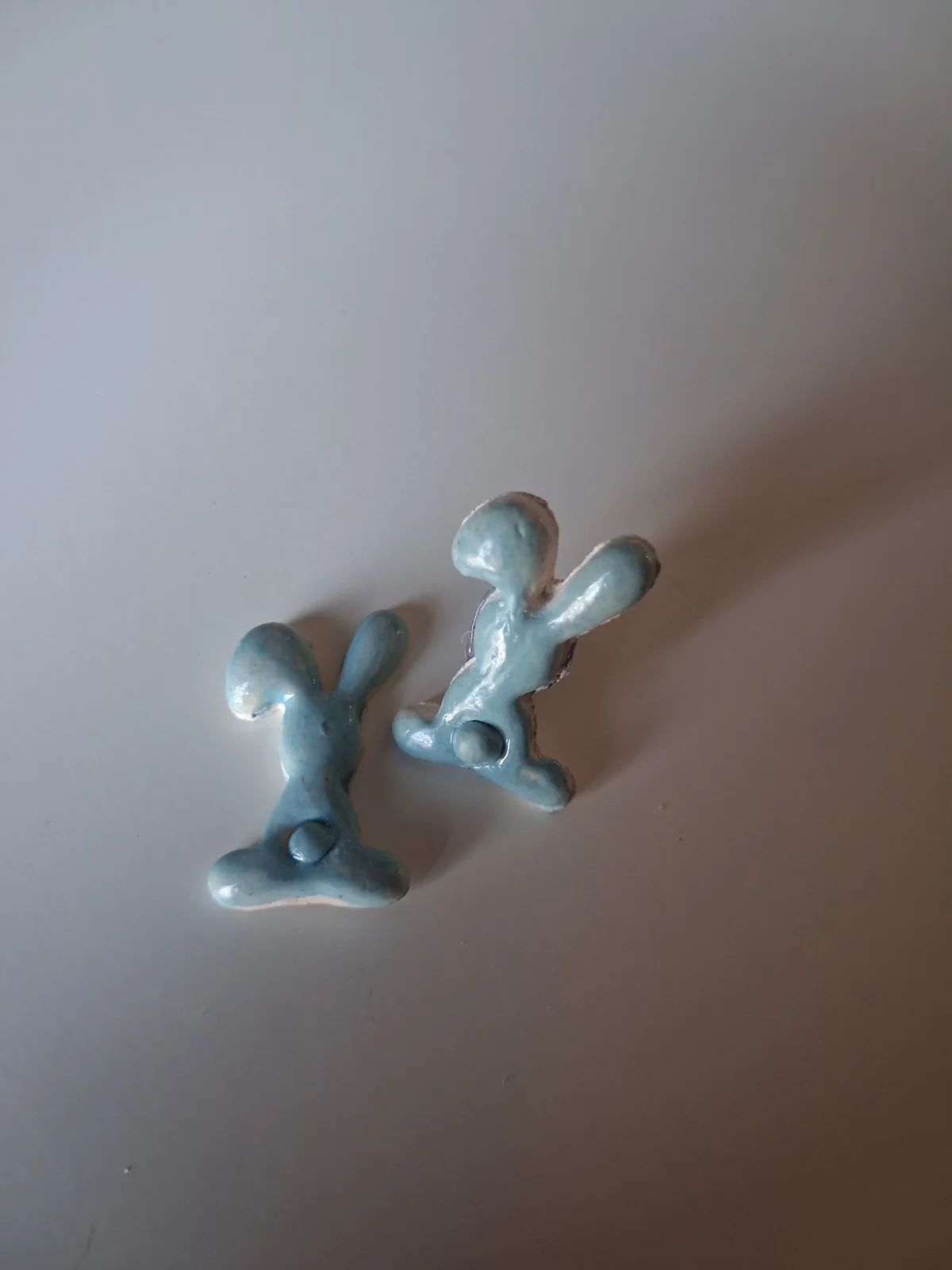 Pendientes de cerámica con forma de conejo en azul pintados a mano