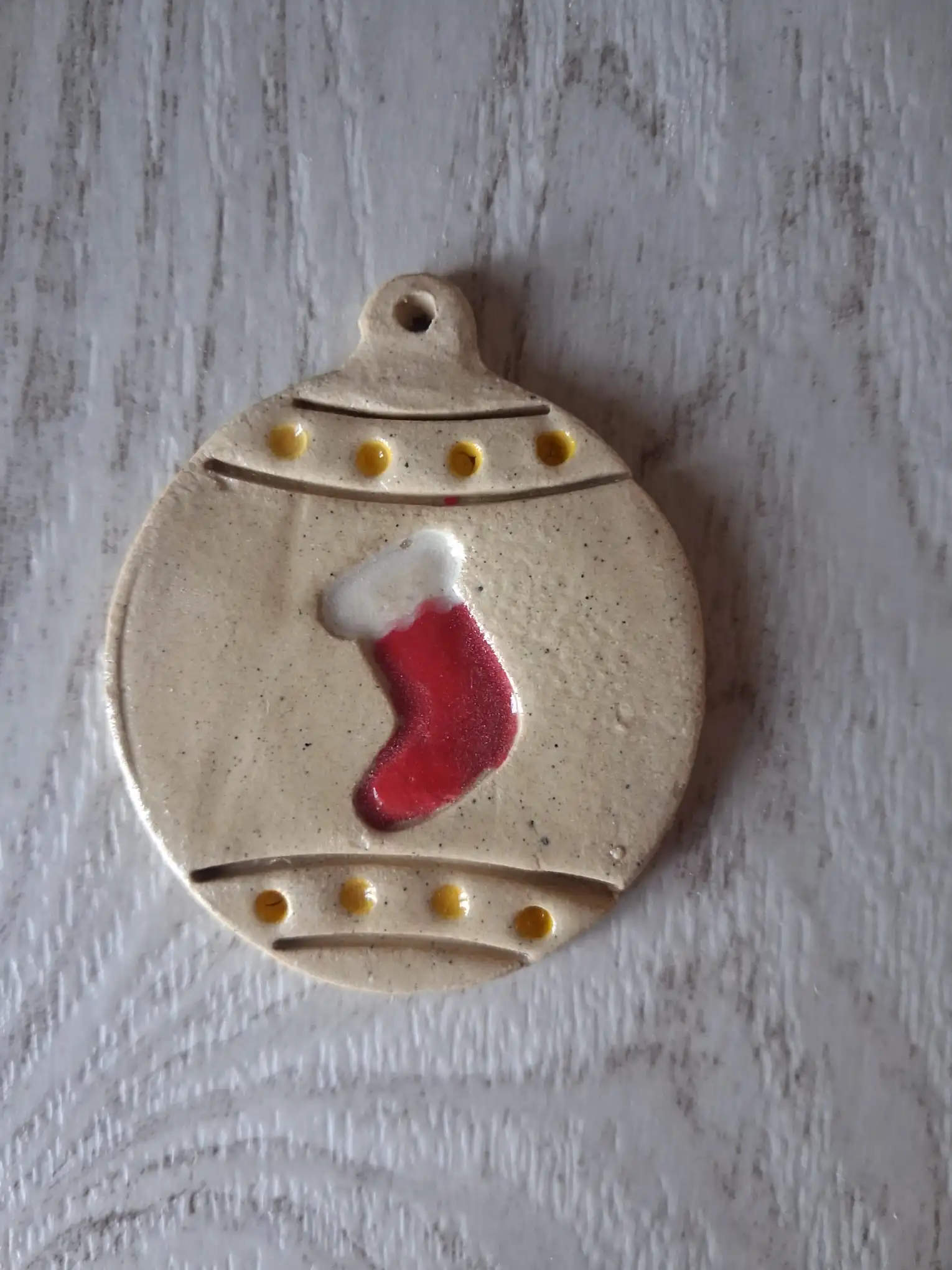 Bola de Navidad de cerámica con calcetín navideño rojo y blanco y puntos dorados, adorno artesanal para el árbol hecho a mano en Valladolid — CreArte