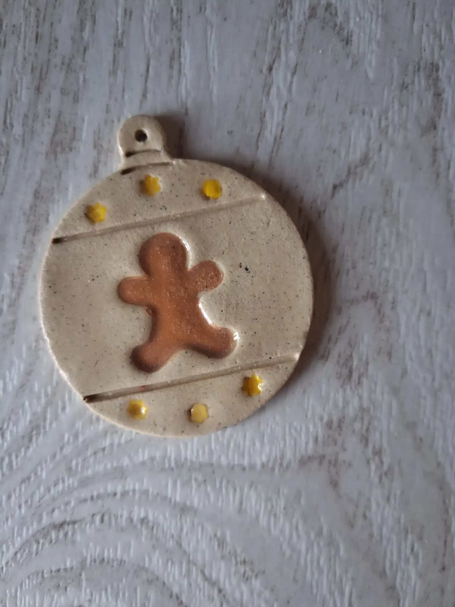 Bola de Navidad de cerámica con galleta de hombre de jengibre y estrellas amarillas, adorno artesanal para el árbol hecho a mano en Valladolid — CreArte