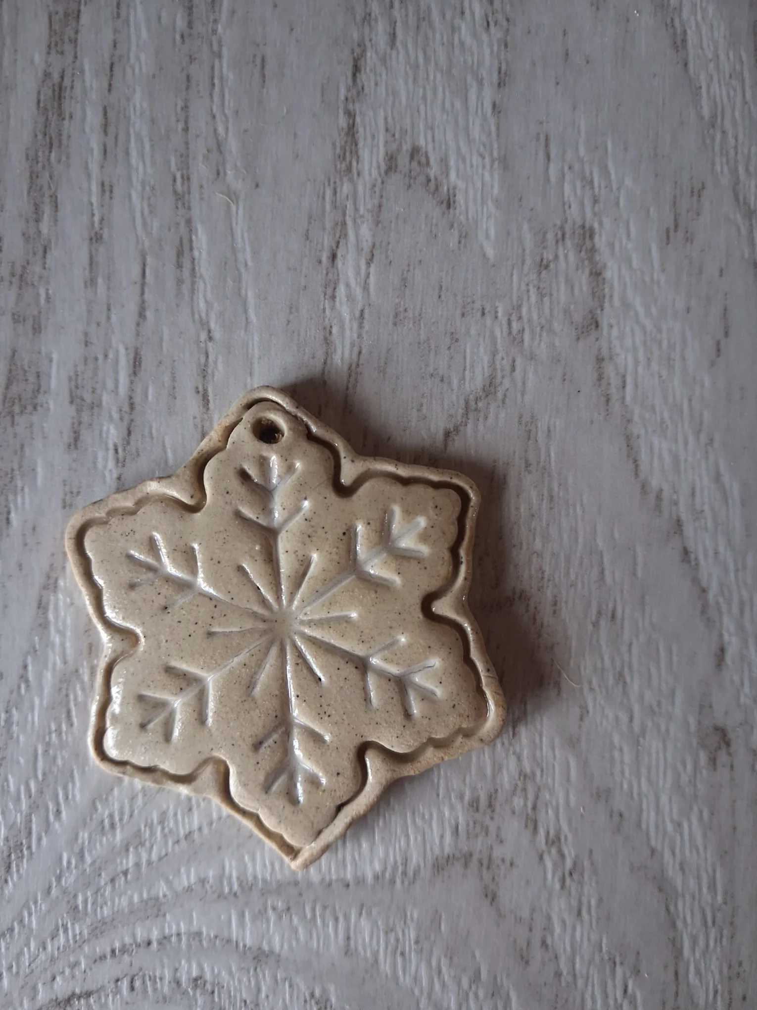 Adorno de Navidad de cerámica con forma de copo de nieve en relieve, esmalte beige moteado y agujero para colgar, de unos 4,5 cm, hecho a mano en Valladolid — CreArte