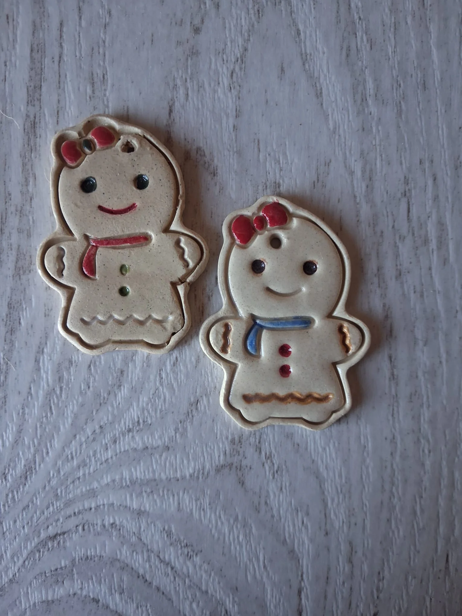 Dos adornos de Navidad de cerámica con galletas de jengibre niña con lazo rojo, una con bufanda roja y otra con bufanda azul, esmaltados a mano en Valladolid — CreArte