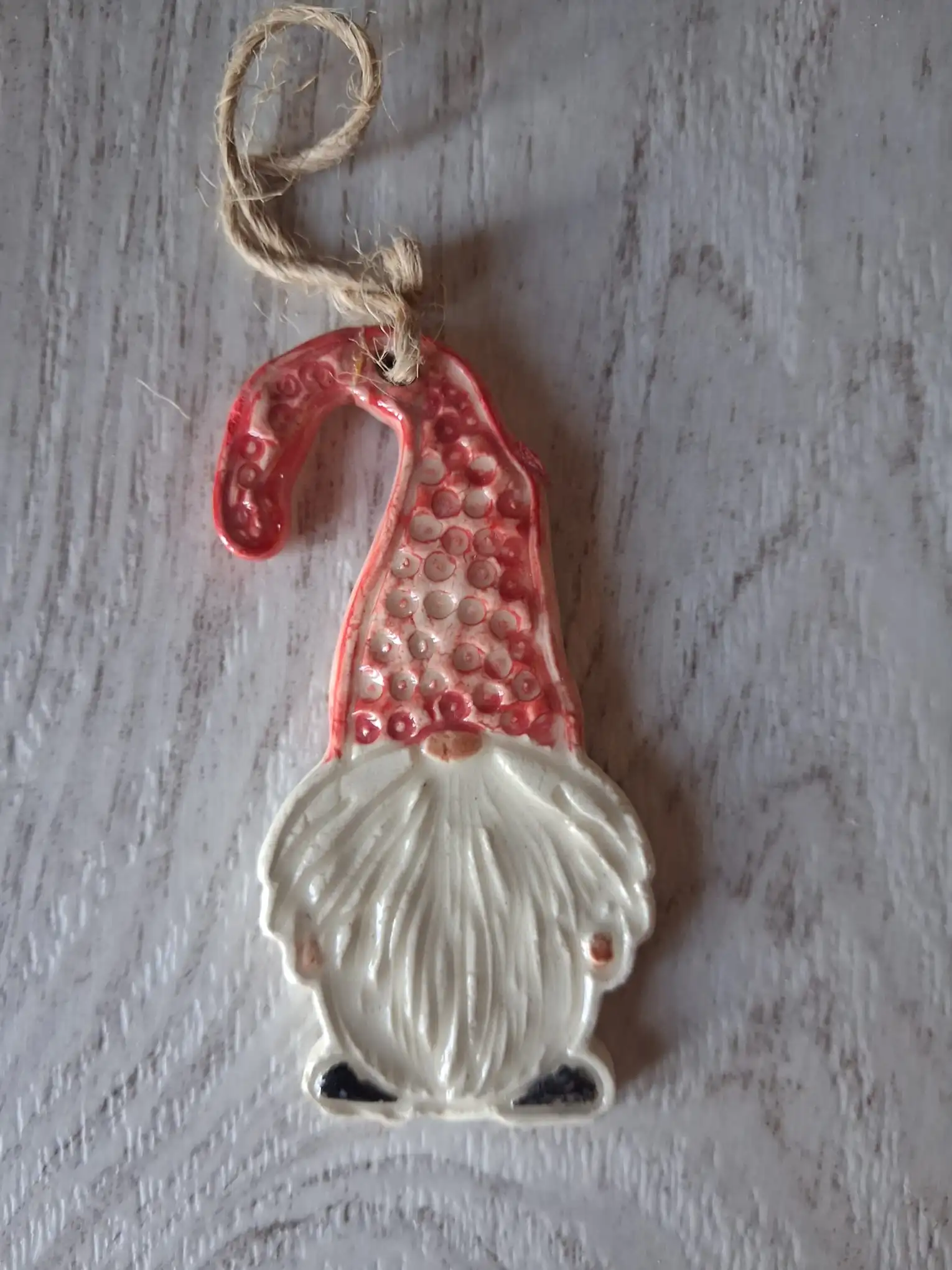 Adorno de Navidad de cerámica con gnomo nórdico de gorro rojo con relieve y barba blanca, con cordel de yute, hecho a mano en Valladolid — CreArte