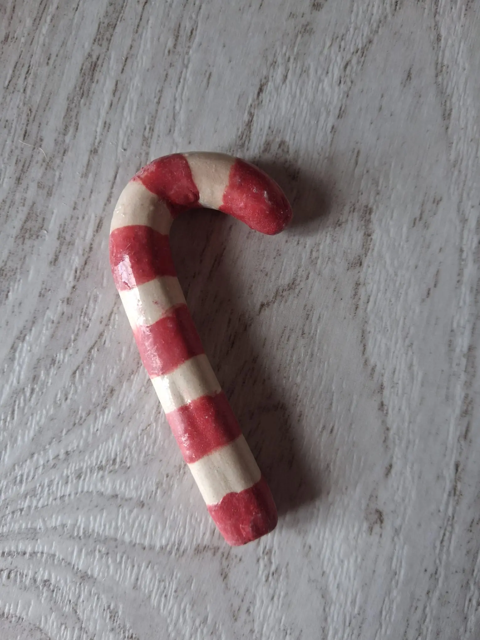 Adorno de Navidad de cerámica con forma de bastón de caramelo a rayas rojas y blancas, hecho a mano en Valladolid — CreArte