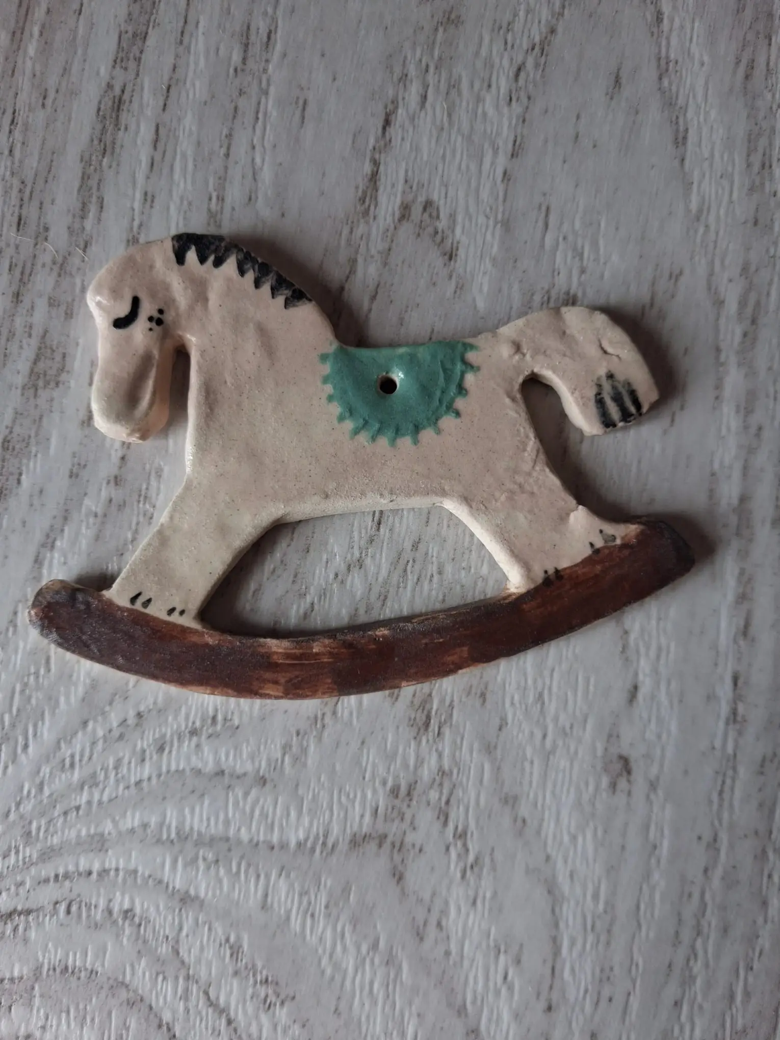 Adorno de Navidad de cerámica con caballito balancín beige con silla turquesa y base marrón, hecho a mano en Valladolid — CreArte