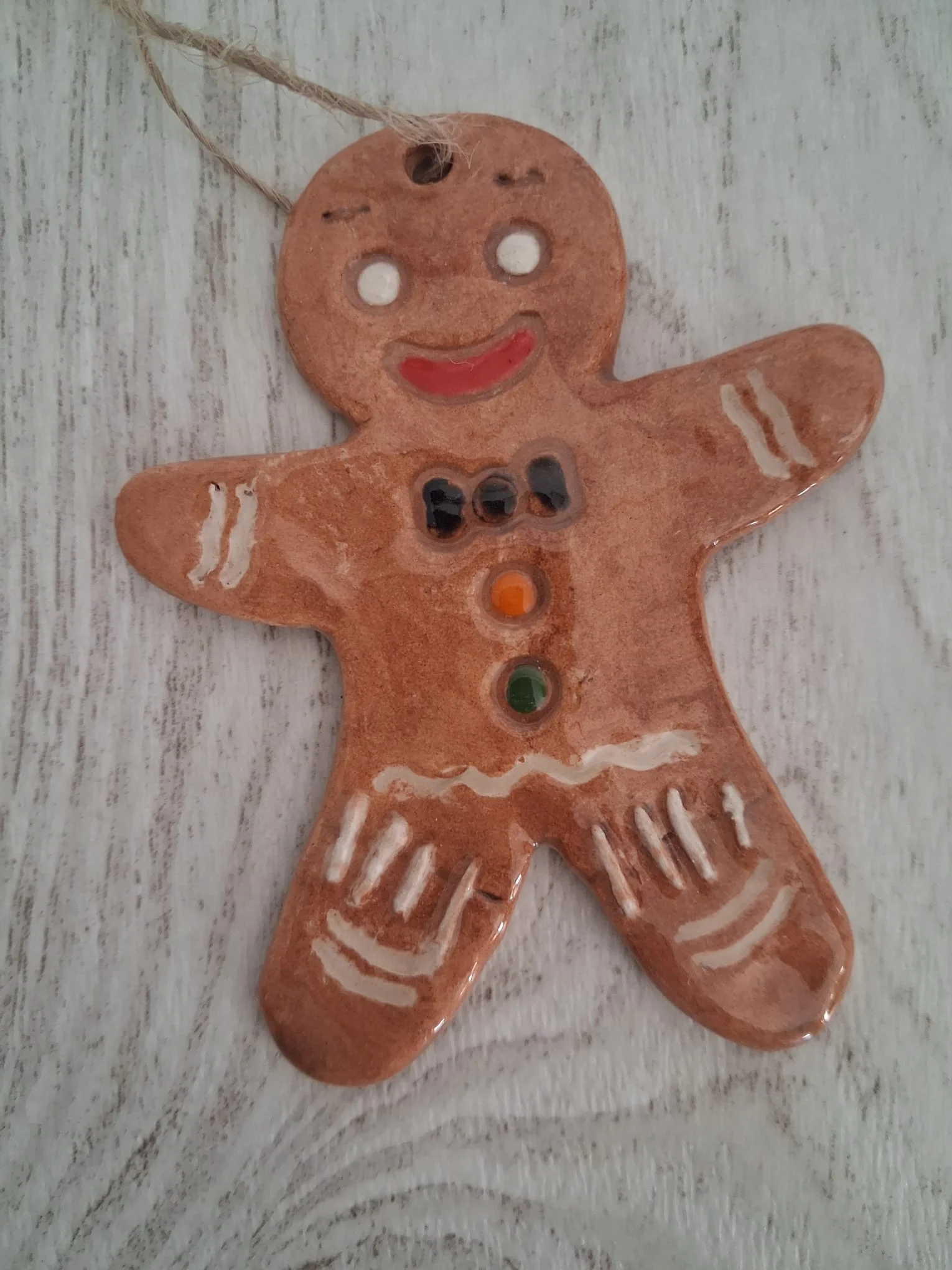 Adorno de Navidad de cerámica con galleta de jengibre marrón, pajarita negra, botones naranja y verde y rayas blancas, con cordel de yute, personalizable, hecho a mano en Valladolid — CreArte