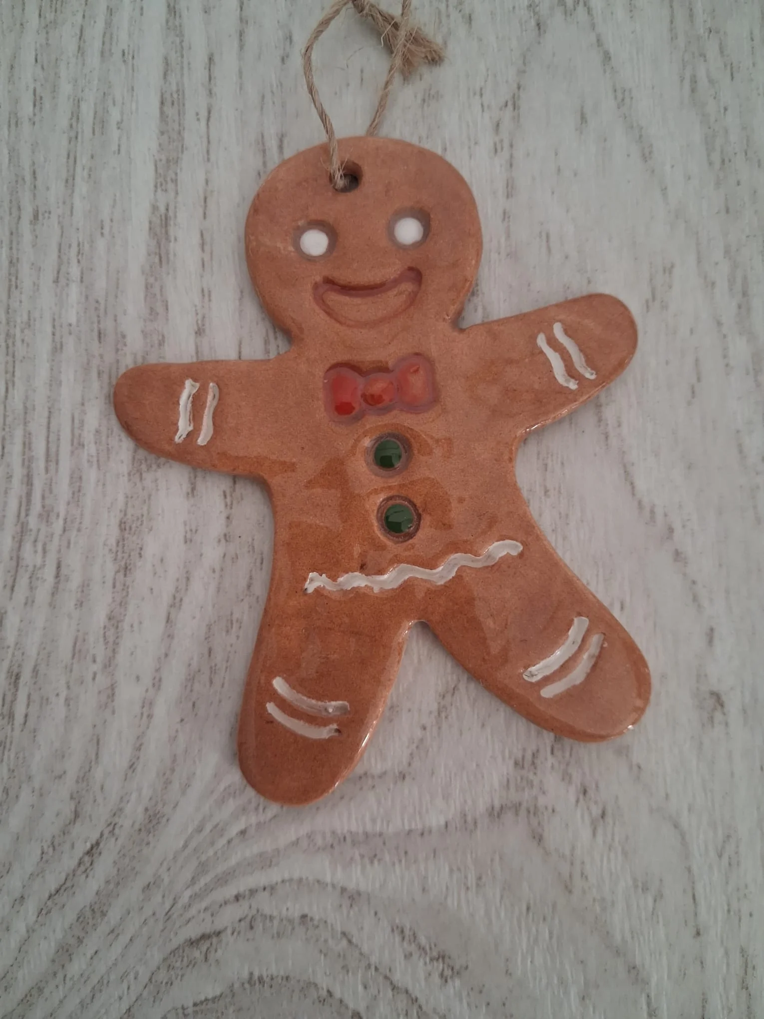 Adorno de Navidad de cerámica con galleta de jengibre marrón, pajarita roja, botones verdes y rayas blancas, con cordel de yute, personalizable, hecho a mano en Valladolid — CreArte