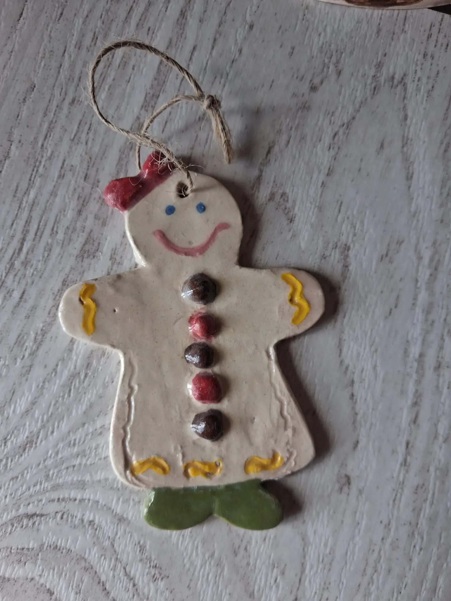 Adorno de Navidad de cerámica personalizable con galleta de jengibre con lazo rojo, botones de colores y cordel de yute, pintado a mano en Valladolid — CreArte