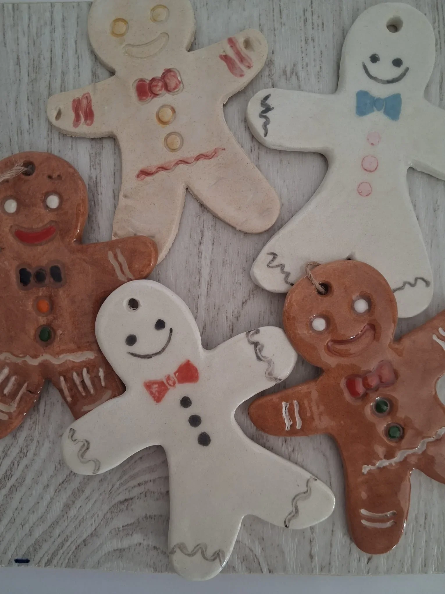 Cinco adornos de Navidad de cerámica con forma de galleta de jengibre, marrones y blancos, con pajarita de colores y botones, personalizables, pintados a mano en Valladolid — CreArte