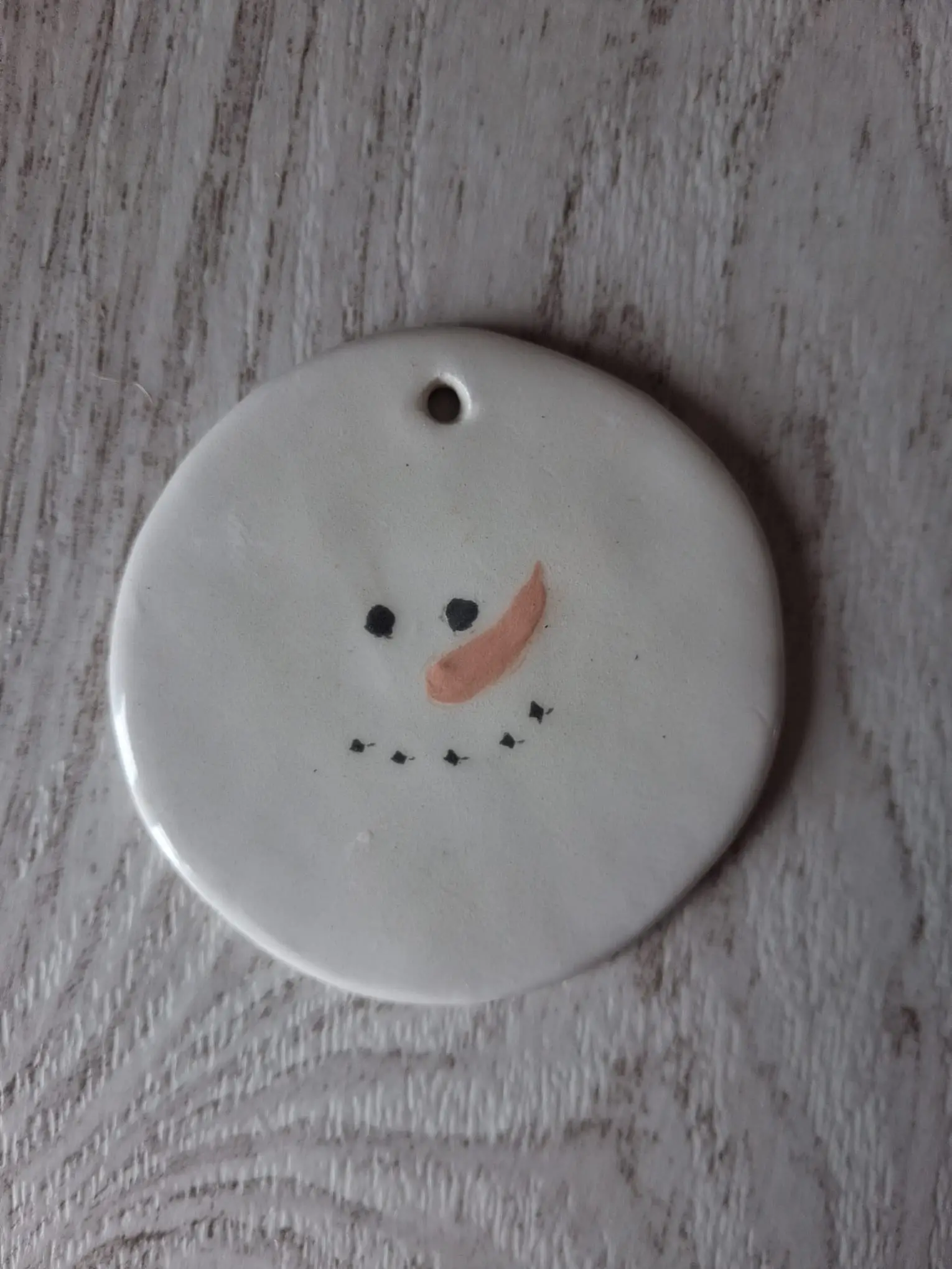 Adorno de Navidad de cerámica redondo blanco con cara de muñeco de nieve, nariz de zanahoria naranja, personalizable, pintado a mano en Valladolid — CreArte