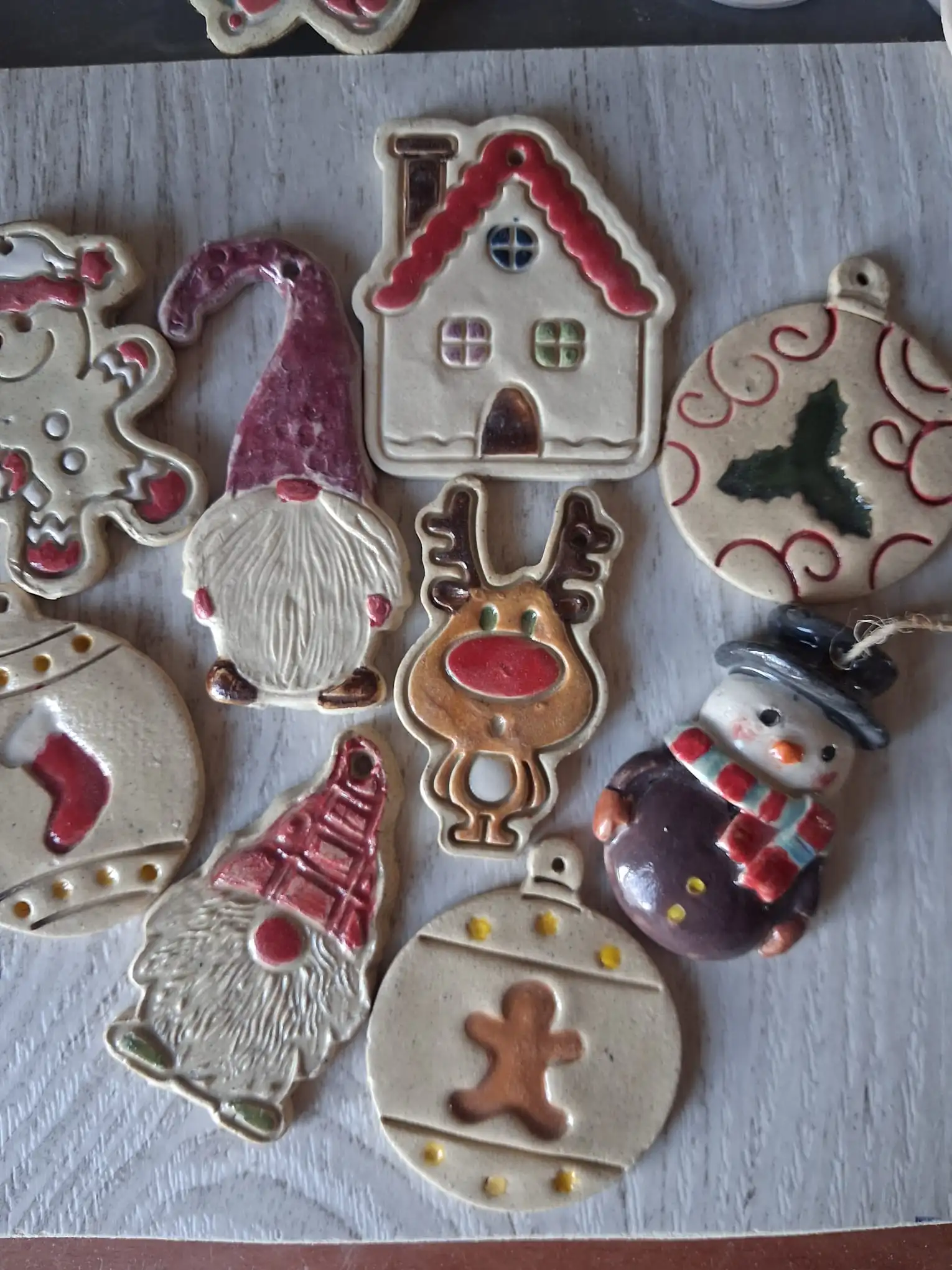 Adornos de Navidad de cerámica artesanal para el árbol, hechos a mano en Valladolid: gnomos, casita, reno, muñeco de nieve, galleta de jengibre y bolas navideñas esmaltadas — CreArte