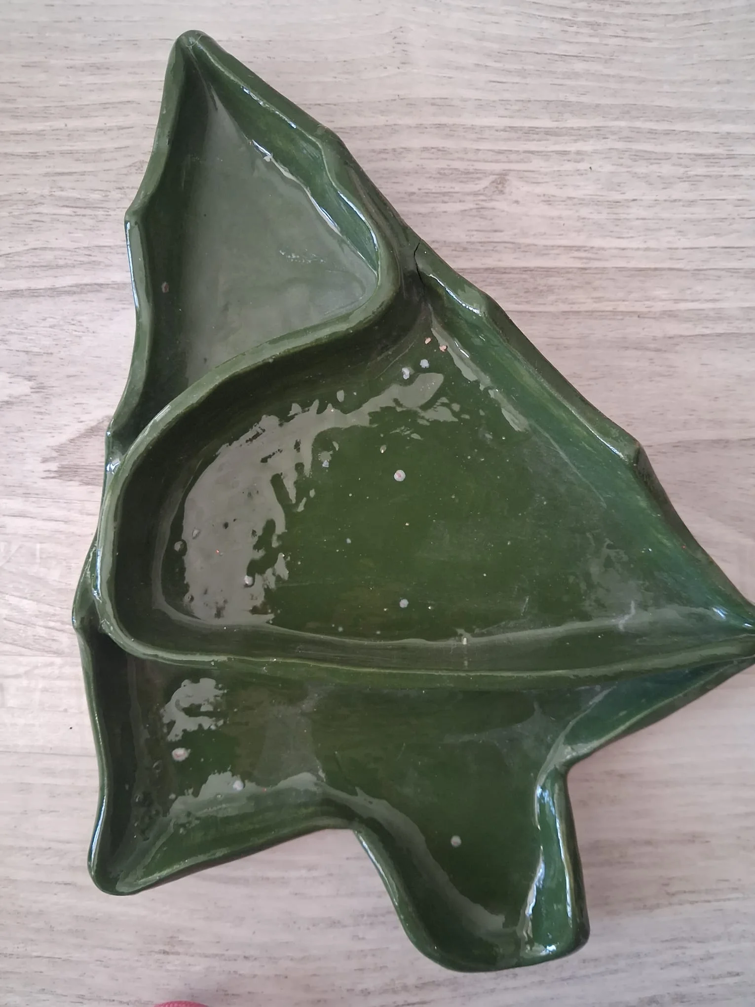 Bandeja de Navidad de cerámica con forma de abeto, esmaltada en verde brillante y dividida en compartimentos para servir, hecha a mano en Valladolid — CreArte
