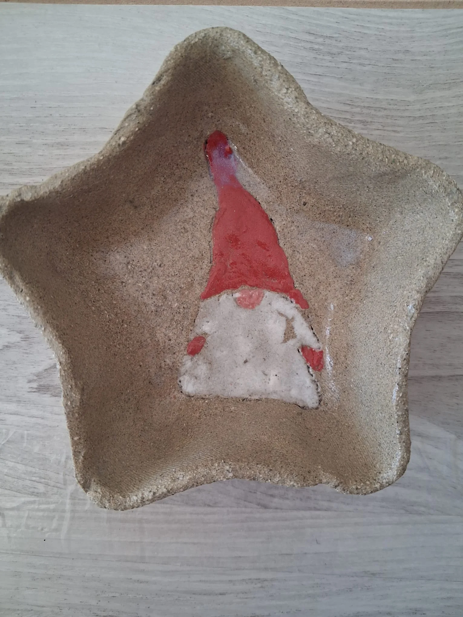 Bandeja de Navidad de cerámica de gres con forma de estrella y un gnomo de gorro rojo y barba blanca esmaltado en el centro, hecha a mano en Valladolid — CreArte