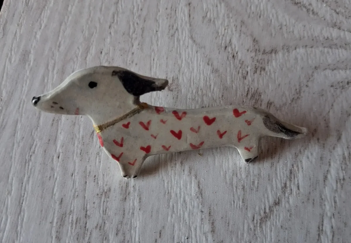 Broche de cerámica con forma de perro salchicha, corazones rojos pintados a mano