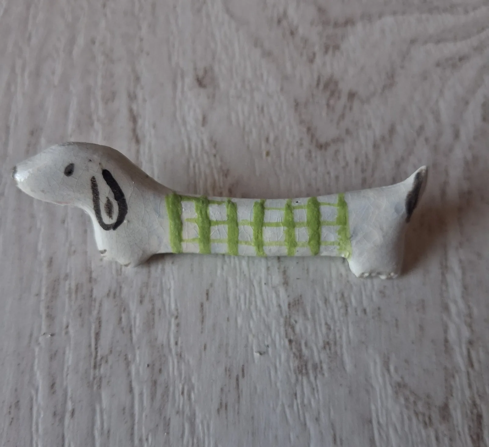 Broche de cerámica con forma de perro salchicha, cuadros verdes pintados a mano, taller CreArte Valladolid