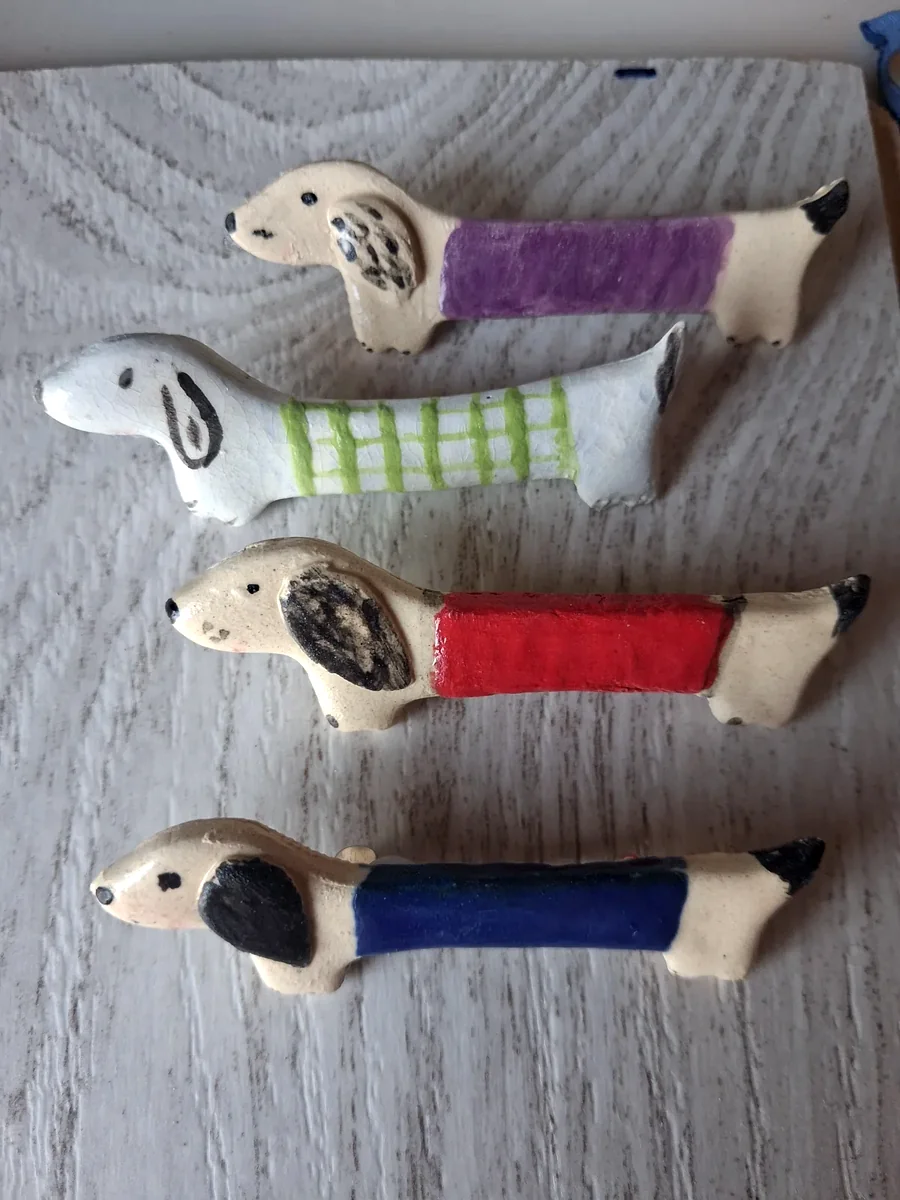 Colección de broches de cerámica con forma de perro salchicha pintados a mano en morado, blanco a cuadros verdes, rojo y azul marino