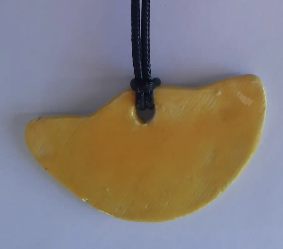Colgante de cerámica abanico amarillo ocre liso con textura estriada, Colección Color, hecho a mano en Valladolid