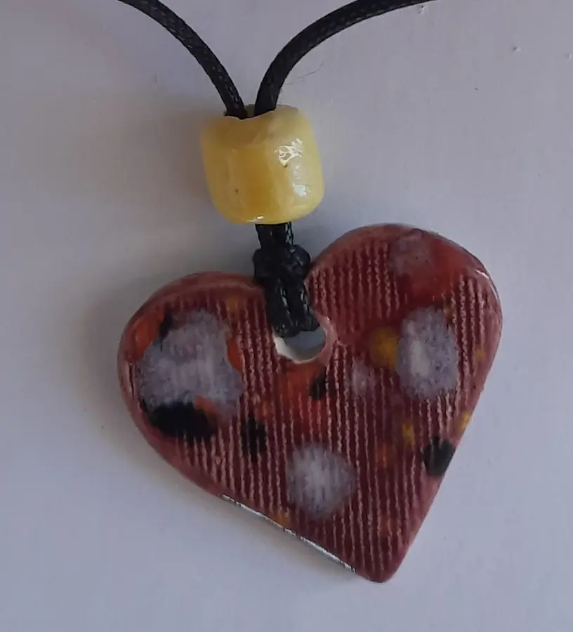 Broche divertido de cerámica corazón rojo estriado con bola amarilla, hecho a mano en Valladolid