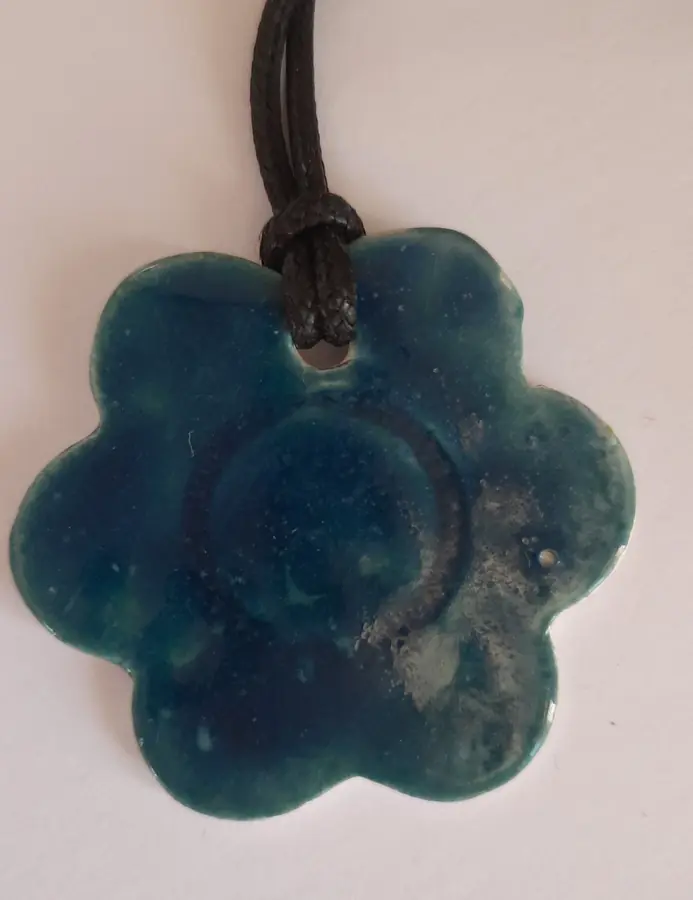 Pendientes de cerámica flor azul petróleo esmaltada, taller CreArte Valladolid