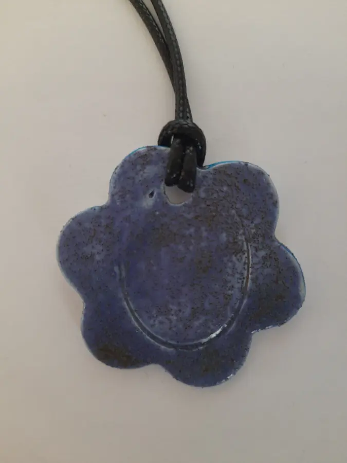 Pendientes de cerámica pintados a mano con esmalte azul violeta, hecho a mano en taller CreArte Valladolid