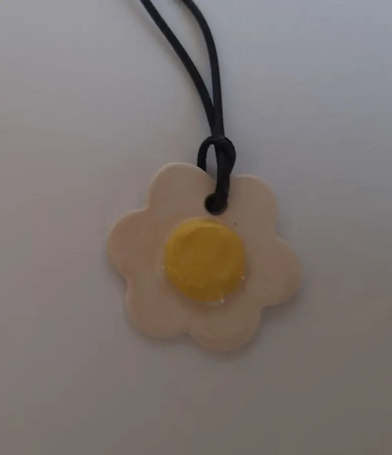 Pendientes de cerámica flor blanca con centro amarillo, hecho a mano en Valladolid