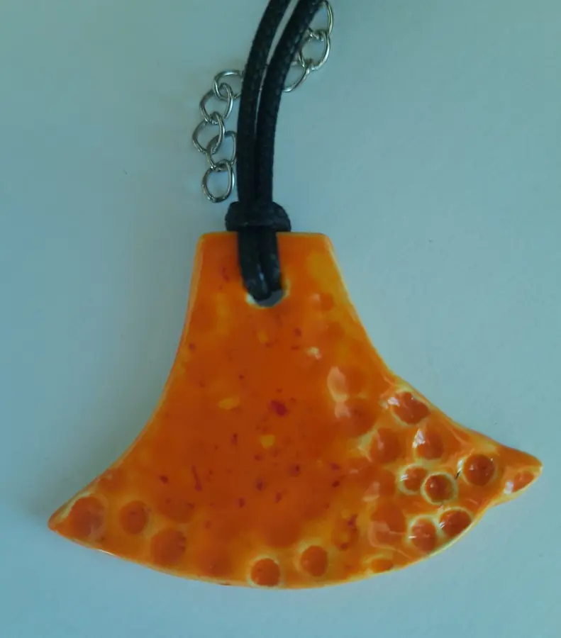 Colgante de cerámica abanico naranja con esmalte de burbujas, Colección Color, taller CreArte Valladolid