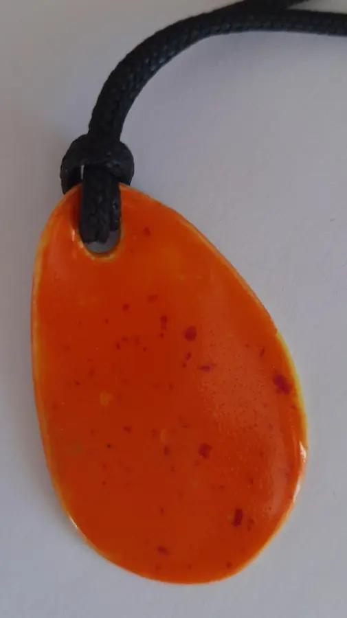 Collar de cerámica naranja ovalado moteado, taller CreArte Valladolid