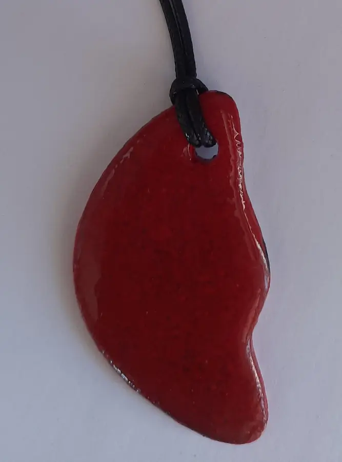 Colgante de cerámica rojo con forma de luna orgánica y esmalte brillante, Colección Color, hecho a mano en Valladolid