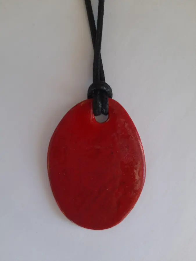 Collar de cerámica rojo ovalado liso esmaltado, hecho a mano en Valladolid