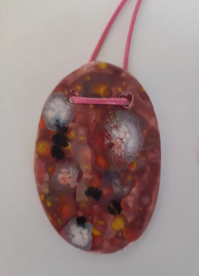 Colgante de cerámica ovalado rojo multicolor con esmalte burbuja sobre cordón rosa, Colección Color, Valladolid