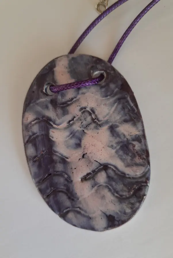 Collar especial de cerámica violeta ovalado con textura de ondas, hecho a mano en Valladolid