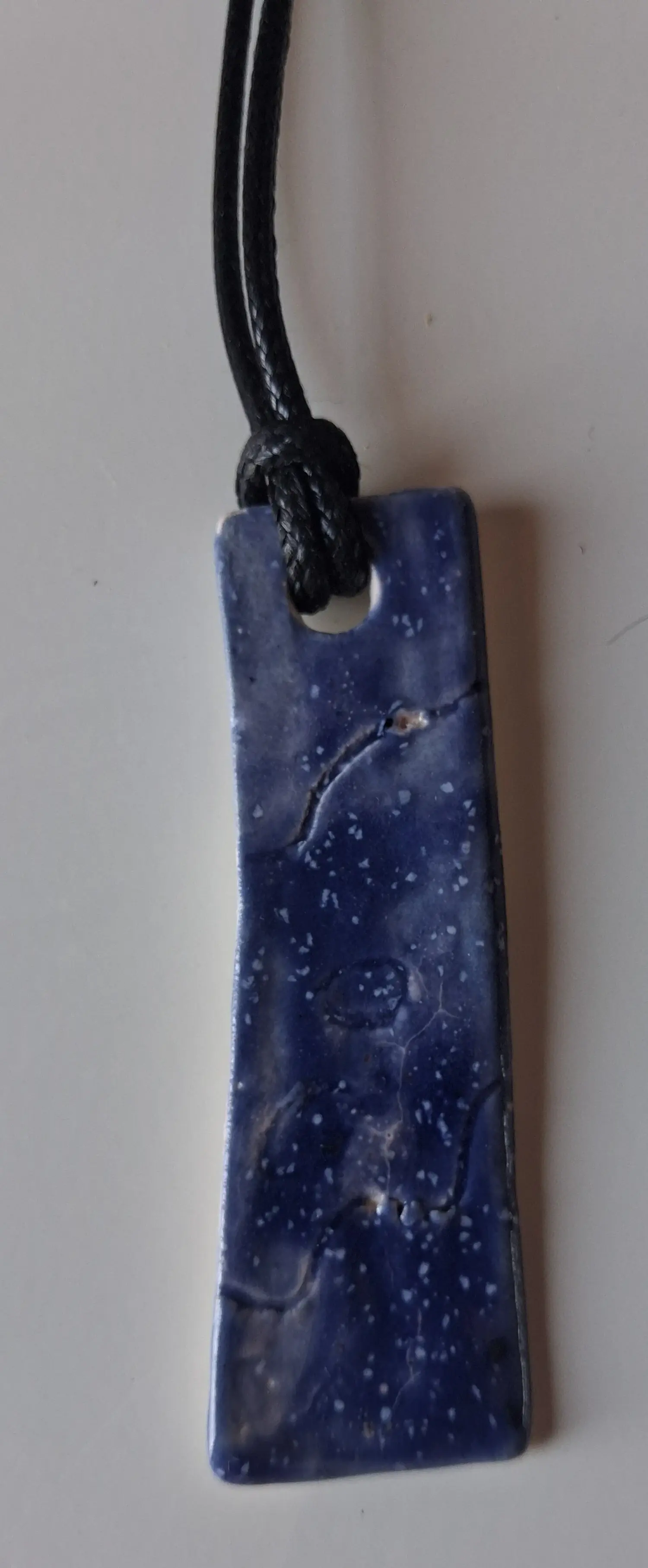 Collar de cerámica rectangular azul moteado con esmalte granulado