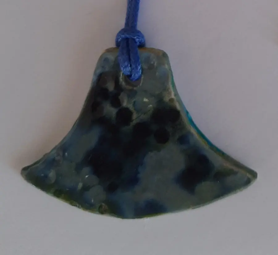 Colgante de cerámica abanico azul verde moteado sobre cordón azul, Colección Geométrica, hecho a mano en Valladolid