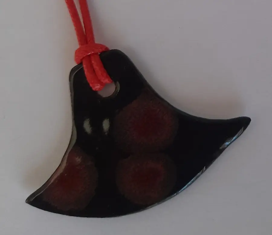Colgante de cerámica negro abanico con manchas rojas sobre cordón rojo, Colección Geométrica, taller CreArte Valladolid