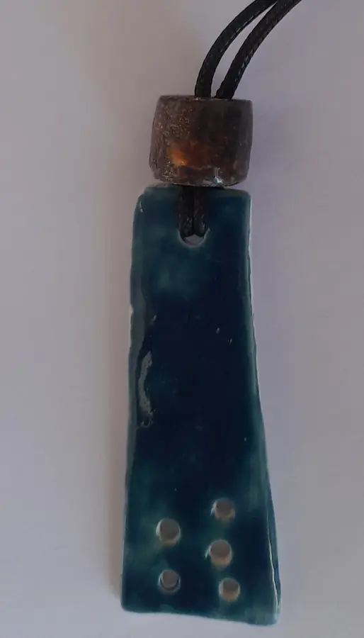 Broche sujetagafas de cerámica rectangular turquesa con puntos, hecho a mano en Valladolid