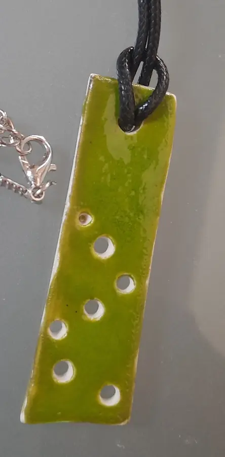 Broche sujetagafas de cerámica verde oliva con orificios calados, taller CreArte Valladolid