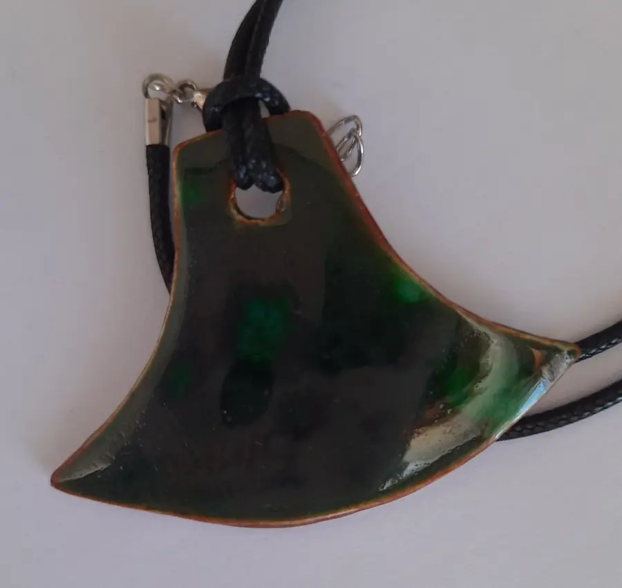 Colgante de cerámica abanico verde oscuro con esmalte terroso, Colección Natura, hecho a mano en Valladolid
