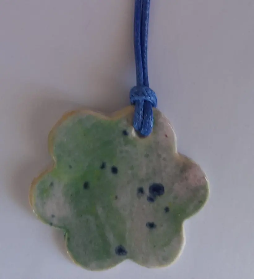 Pendientes de cerámica flor verde azul moteada, taller CreArte Valladolid