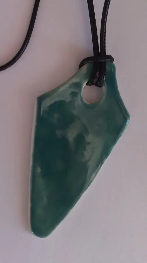 Colgante de cerámica verde esmeralda con forma triangular y agujero calado, Colección Natura, taller CreArte Valladolid