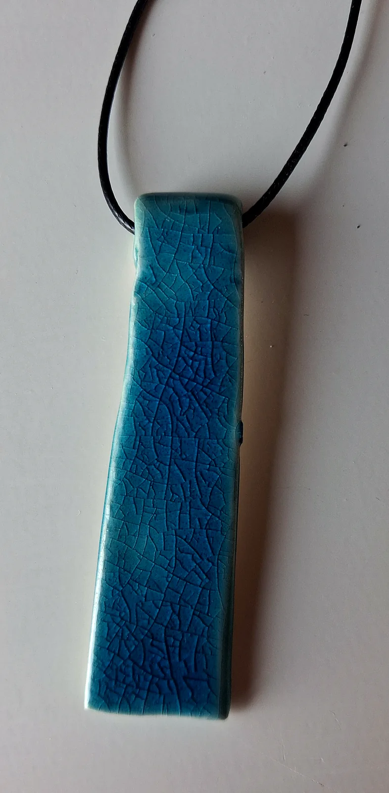 Collar de cerámica artesanal con colgante alargado en turquesa craquelado, esmalte con textura agrietada