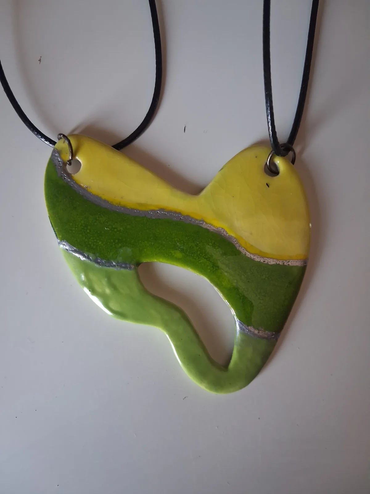 Collar de cerámica con textura en forma de corazón orgánico, esmalte amarillo y verde con línea plateada
