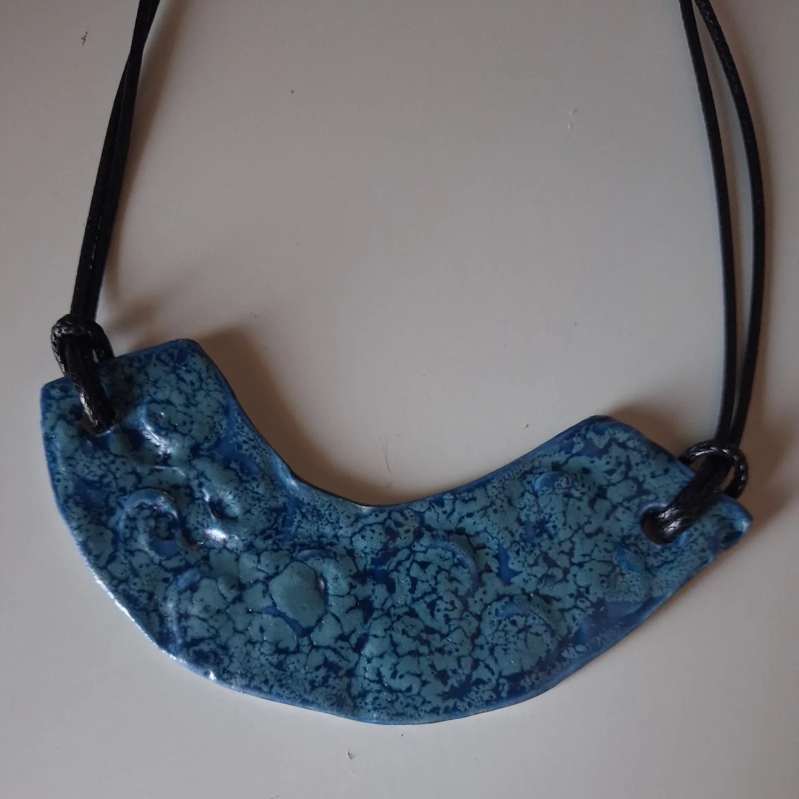 Collar de cerámica con textura en forma de media luna, esmalte azul craquelado con relieve