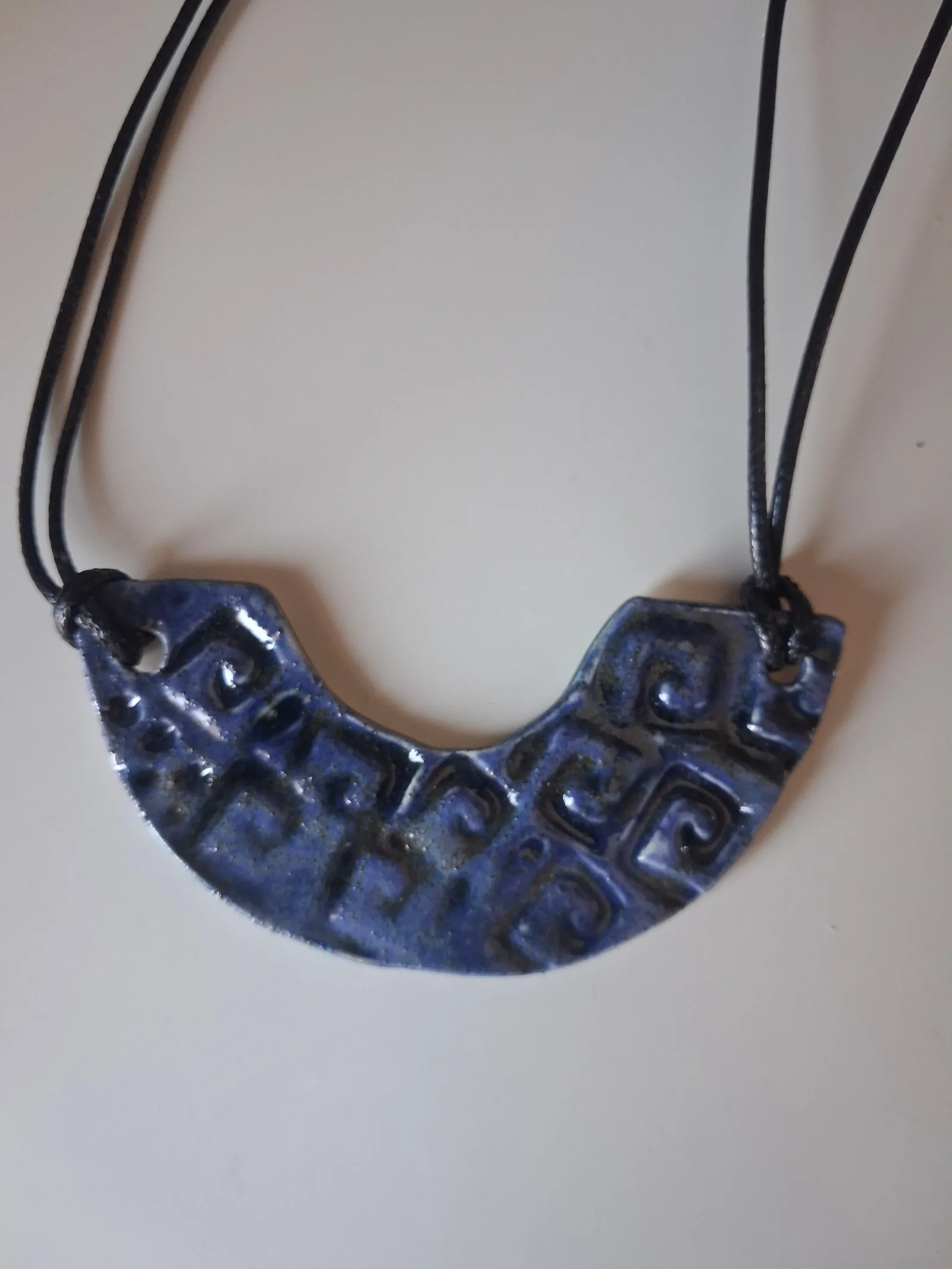 Collar de cerámica con textura en forma de media luna, esmalte azul con relieve grabado en espiral