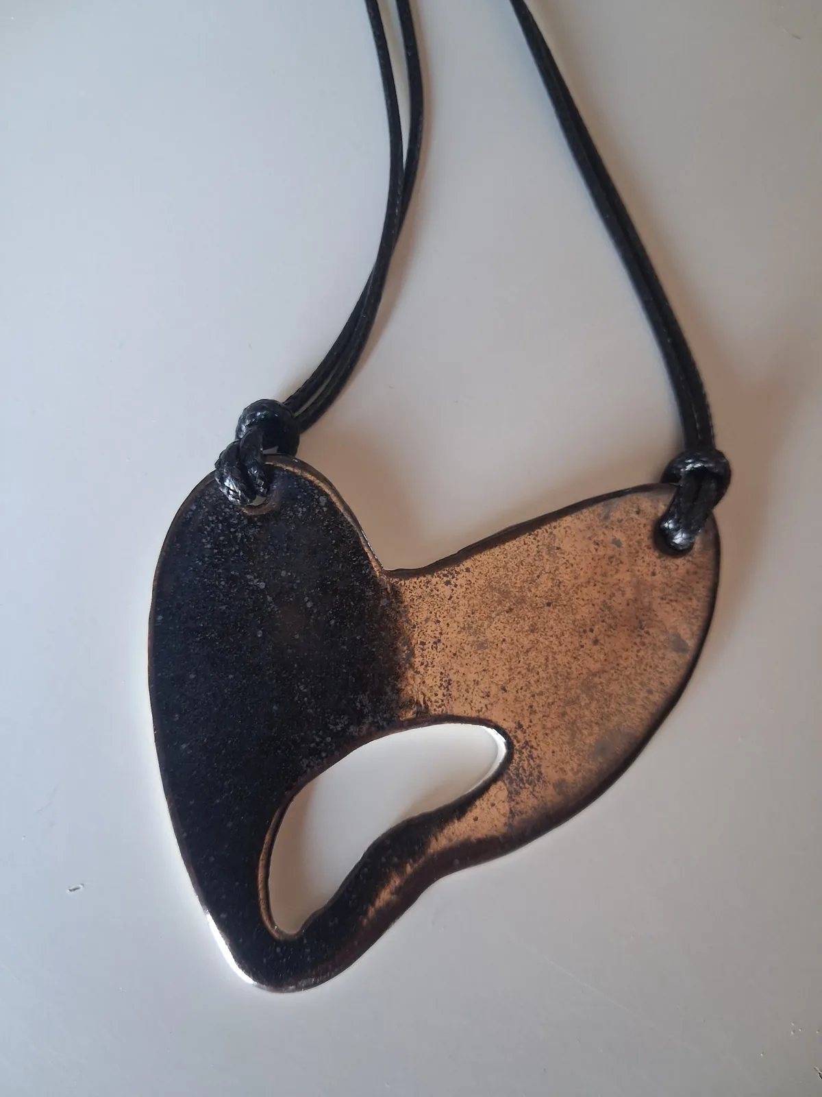 Collar de cerámica con textura en forma de corazón orgánico, esmalte metalizado en negro y cobre