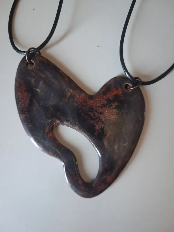 Collar de cerámica con textura en forma de corazón orgánico, esmalte oxidado en tonos cobre y negro, taller CreArte Valladolid