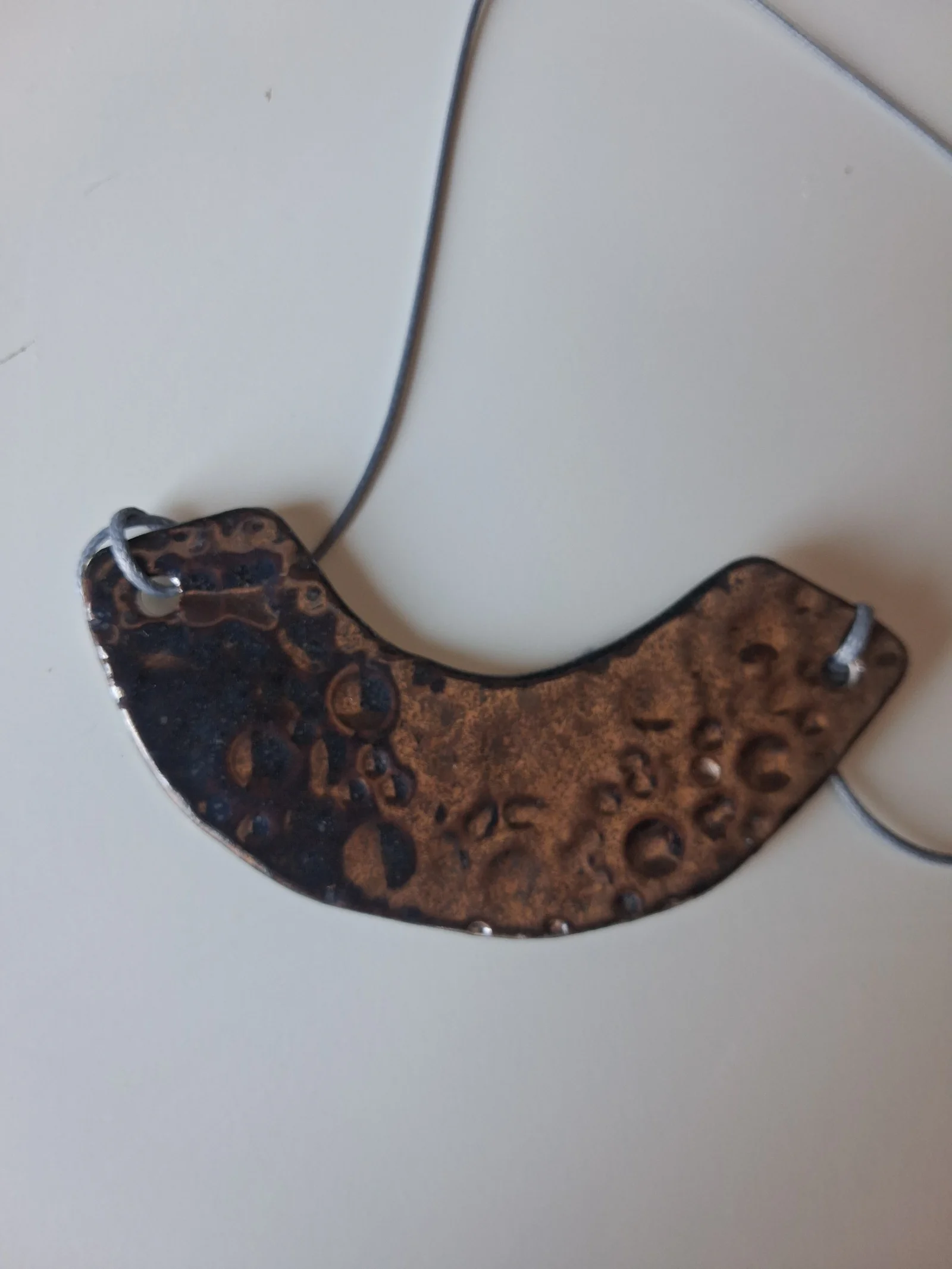 Collar de cerámica con textura en forma de media luna, esmalte oxidado en tonos cobre y relieve