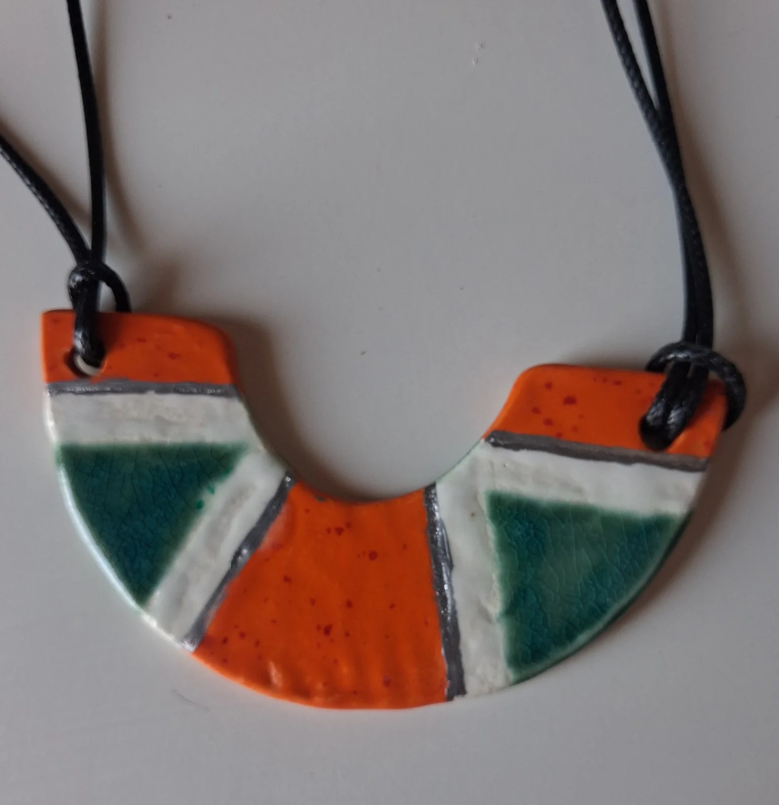 Collar de cerámica con textura en forma de media luna, esmalte geométrico en naranja, blanco y verde
