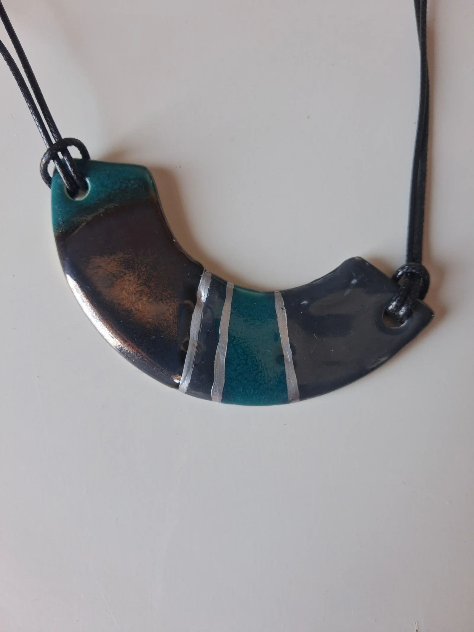 Collar de cerámica con textura en forma de media luna, esmalte turquesa y cobre con rayas plateadas