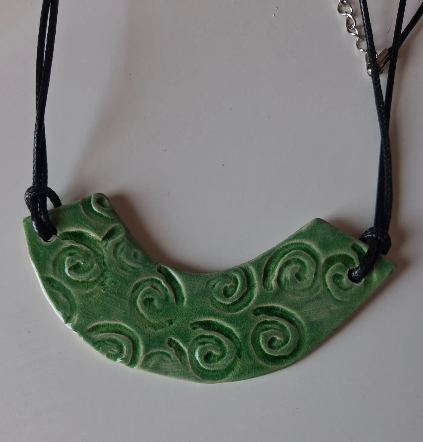 Collar de cerámica con textura en forma de media luna, esmalte verde con relieve de espirales